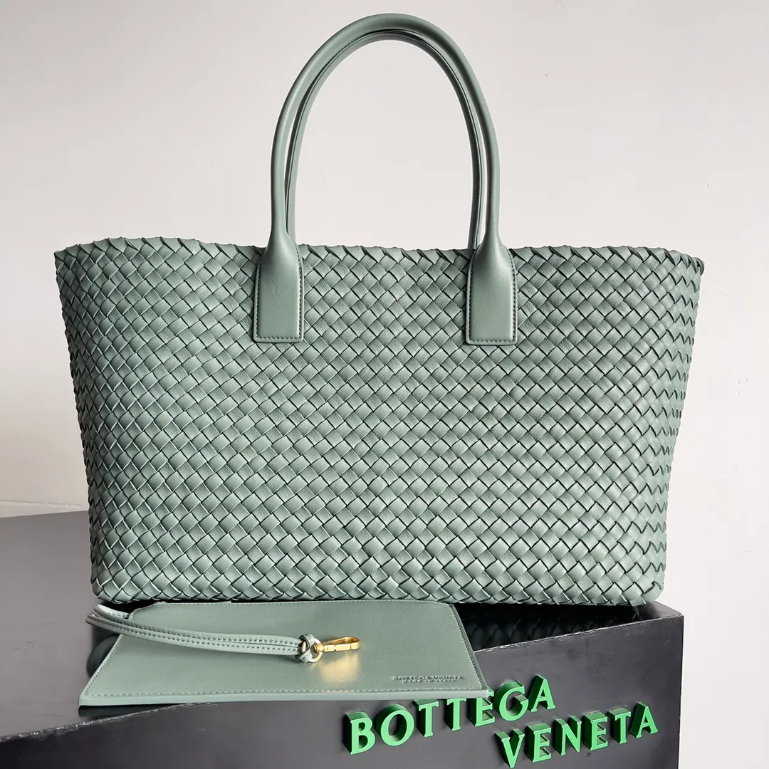Batch 2860 Classic returns... (large size 51cm) • Cabat, born in 2001, is one of the most iconic styles of the Bottega Veneta workshop. The whole bag is made of top-grade imported lambskin. There is no exposed logo on the whole bag, but with the classic wide woven elements, you can tell who it belongs to at a glance! Can be carried on one shoulder, very practical! Style number: 608811 Size: 51*18*28